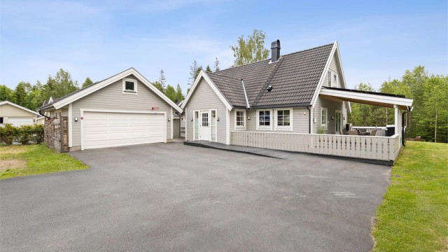 Eiendomsmegler Krogsveen v/ Ender Hajdaraj presenterer Hellestadgangen 41. Stor, asfaltert innkjørsel med rikelig plass til flere kjøretøy – perfekt for en stor familie eller når du får besøk.