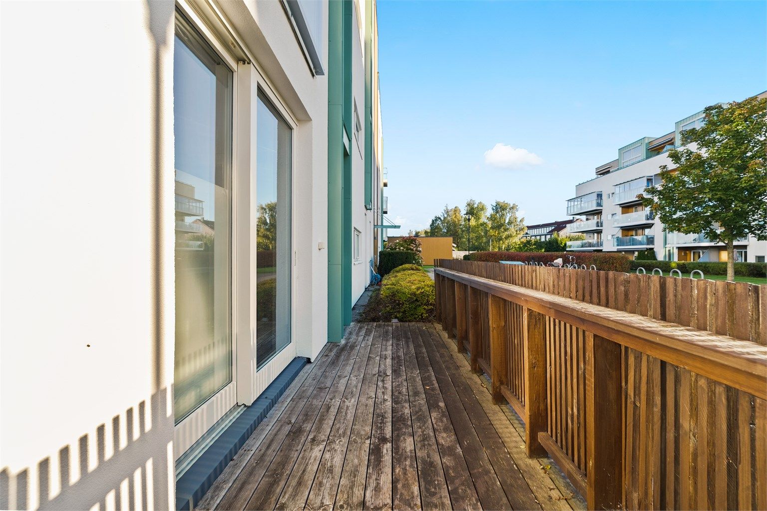 Det er utgang fra stue til østvendt markterrasse oppmålt til 7 kvm.
