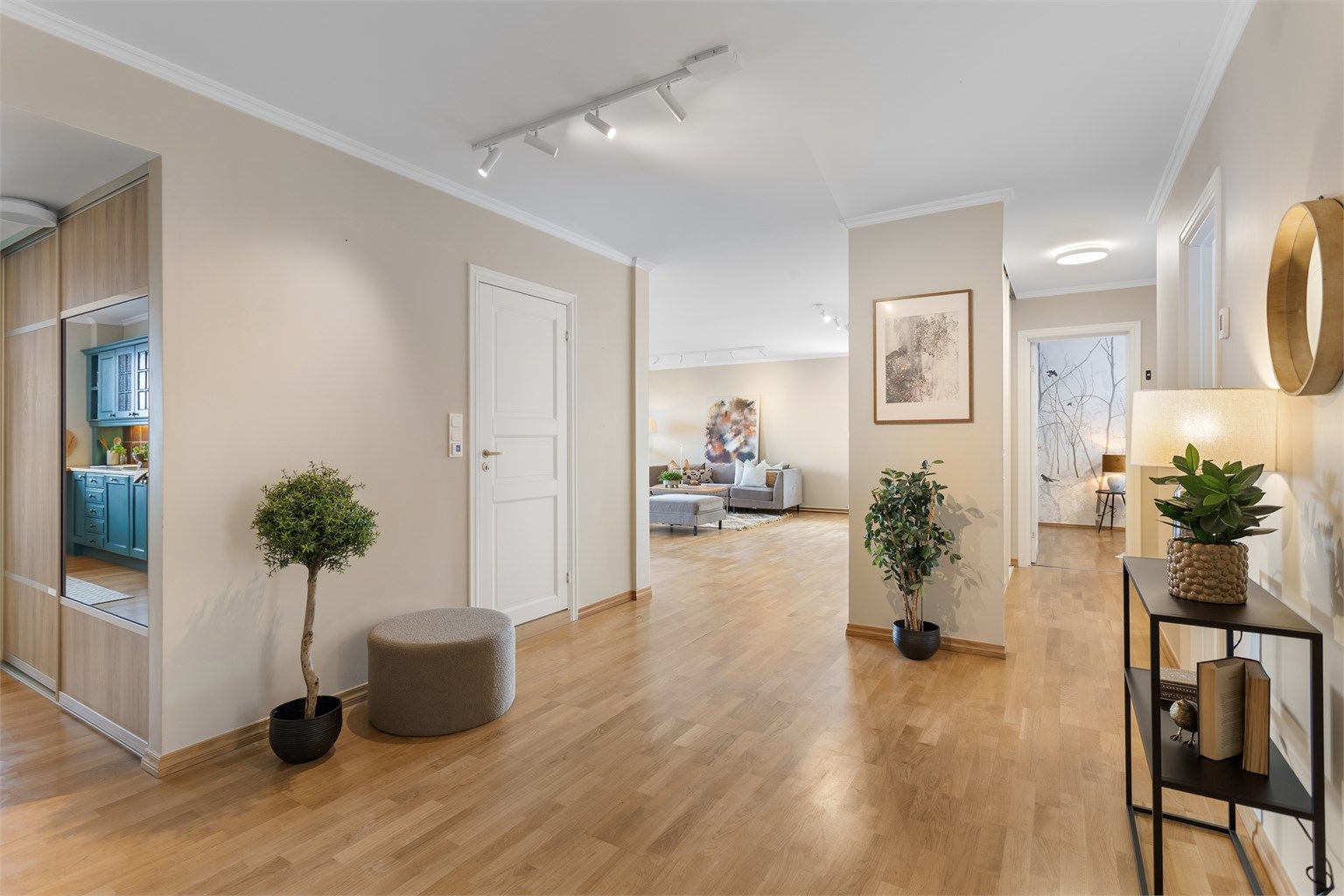 Romslig hall/gang med skyvedørsbarderobe. 