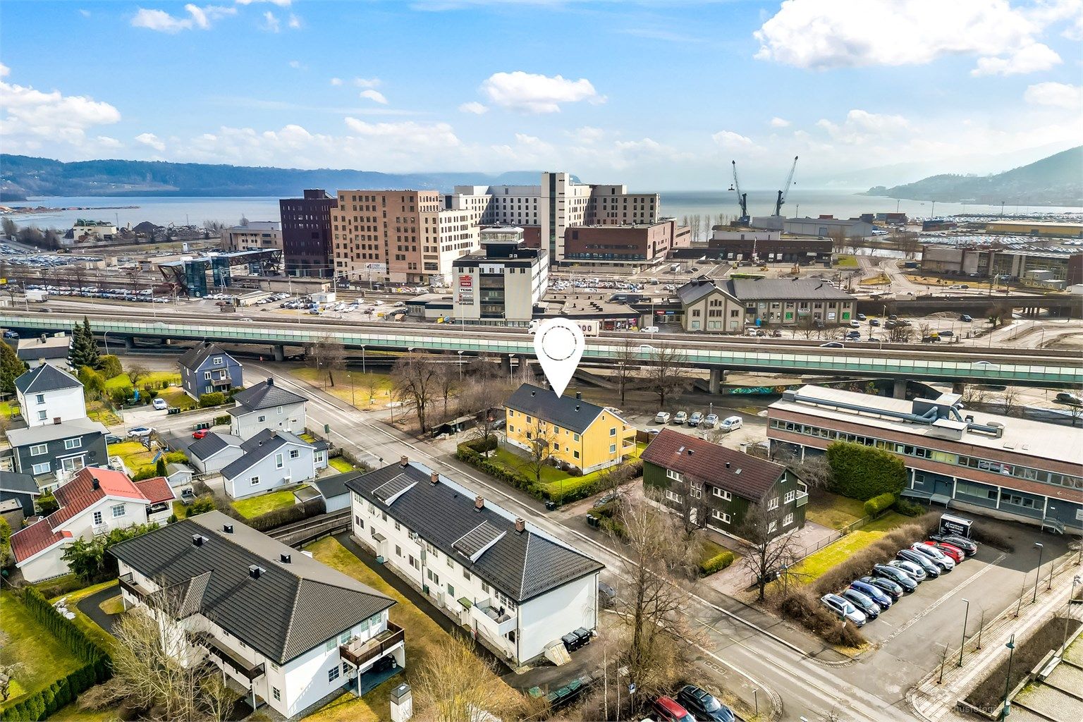 Med Brakerøya stasjon 6 minutter unna og CC Drammen innen 8 minutter, er alle servicetilbud lett tilgjengelige.