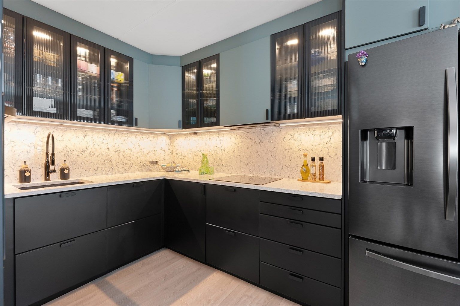 Stenplate på benk og vegg