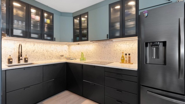 Stenplate på benk og vegg