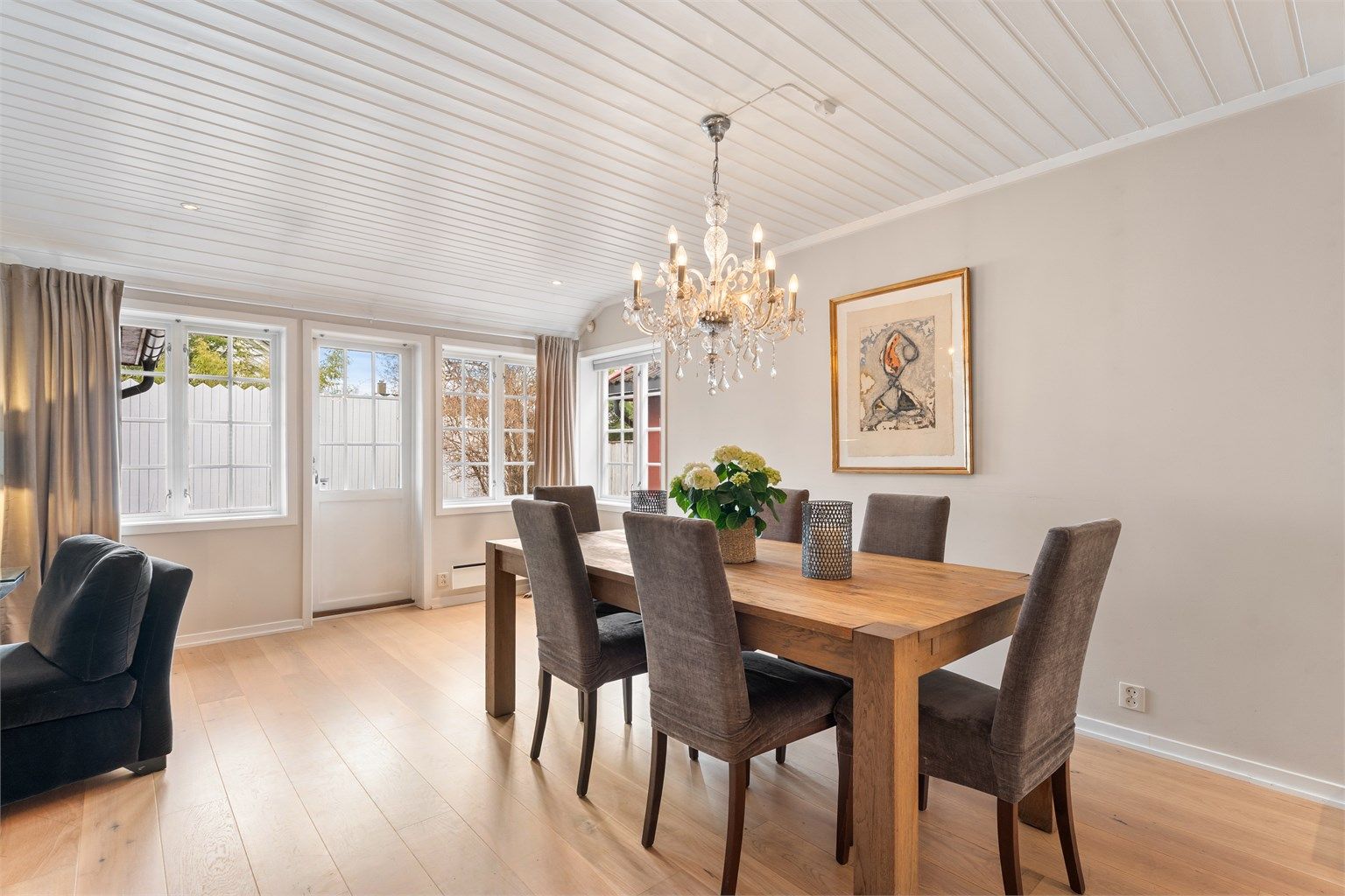 Fra spisestuen er det utgang til den store terrassen på 48 m².