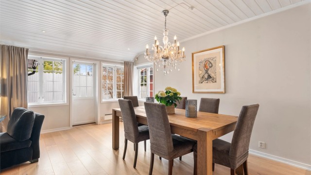 Fra spisestuen er det utgang til den store terrassen på 48 m².