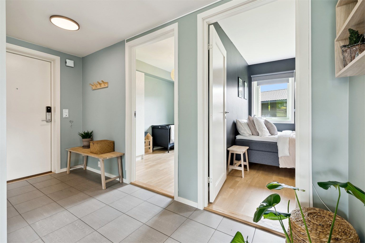 Velkommen inn i lys entré med flislagte gulv med gulvvarme og lysemalte vegger