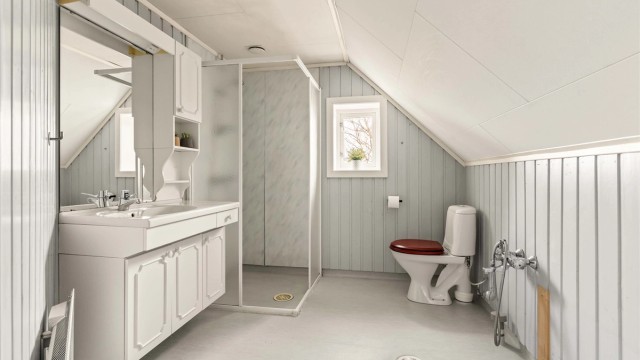 Boligens baderom befinner seg i 2. etg. og inneholder servantinnredning, dusjhjørne, toalett og opplegg for vaskemaskin.