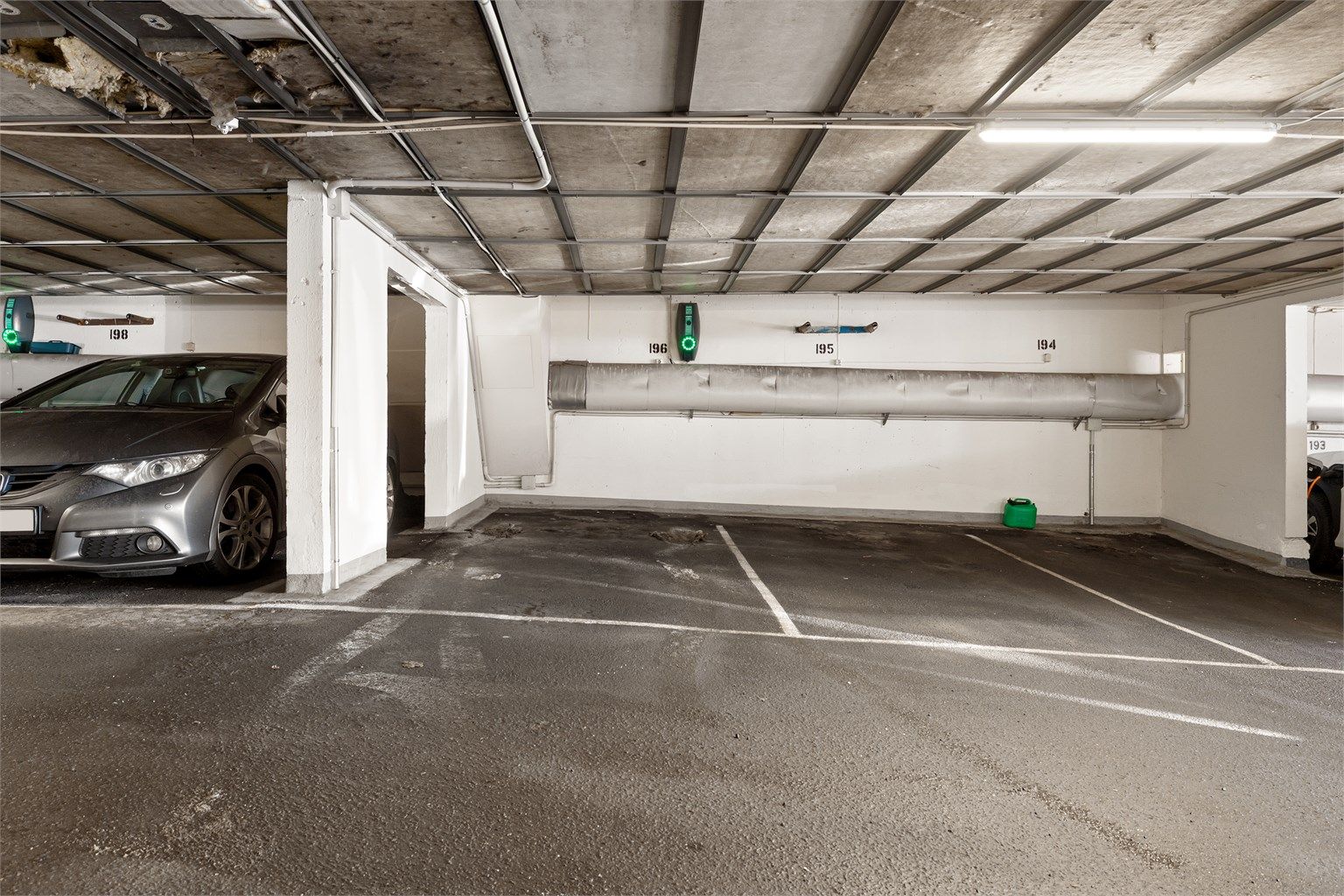 Leiligheten disponerer én fast garasjeplass i felles garasjeanlegg.