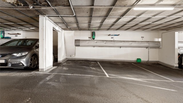 Leiligheten disponerer én fast garasjeplass i felles garasjeanlegg.