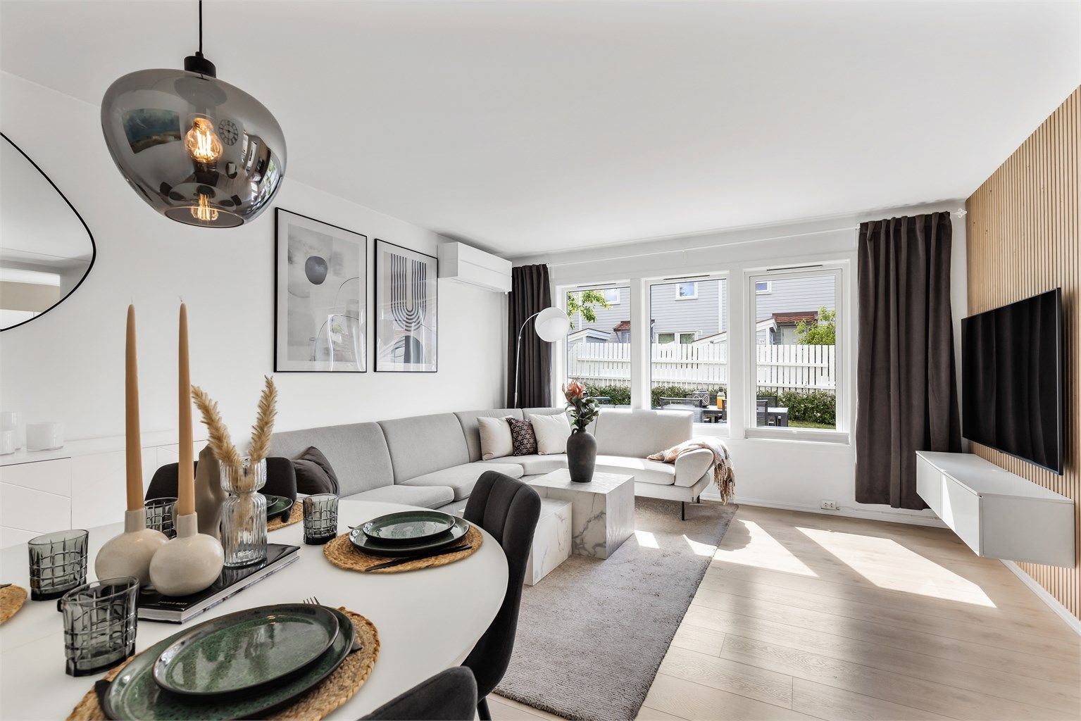 Stuen er stor og innbydende med plass til sofa, salongbord og TV-seksjon.