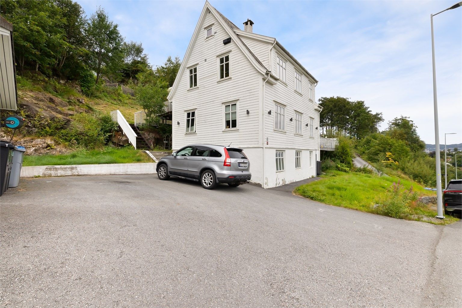 - I tillegg til garasjeplass er det gode parkeringsmuligheter utenfor boligen -