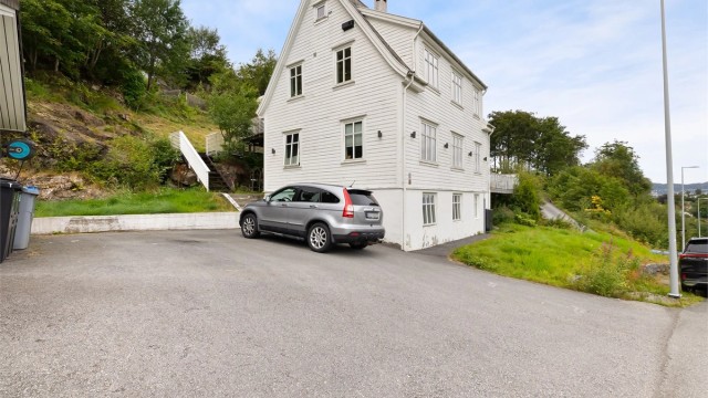 - I tillegg til garasjeplass er det gode parkeringsmuligheter utenfor boligen -