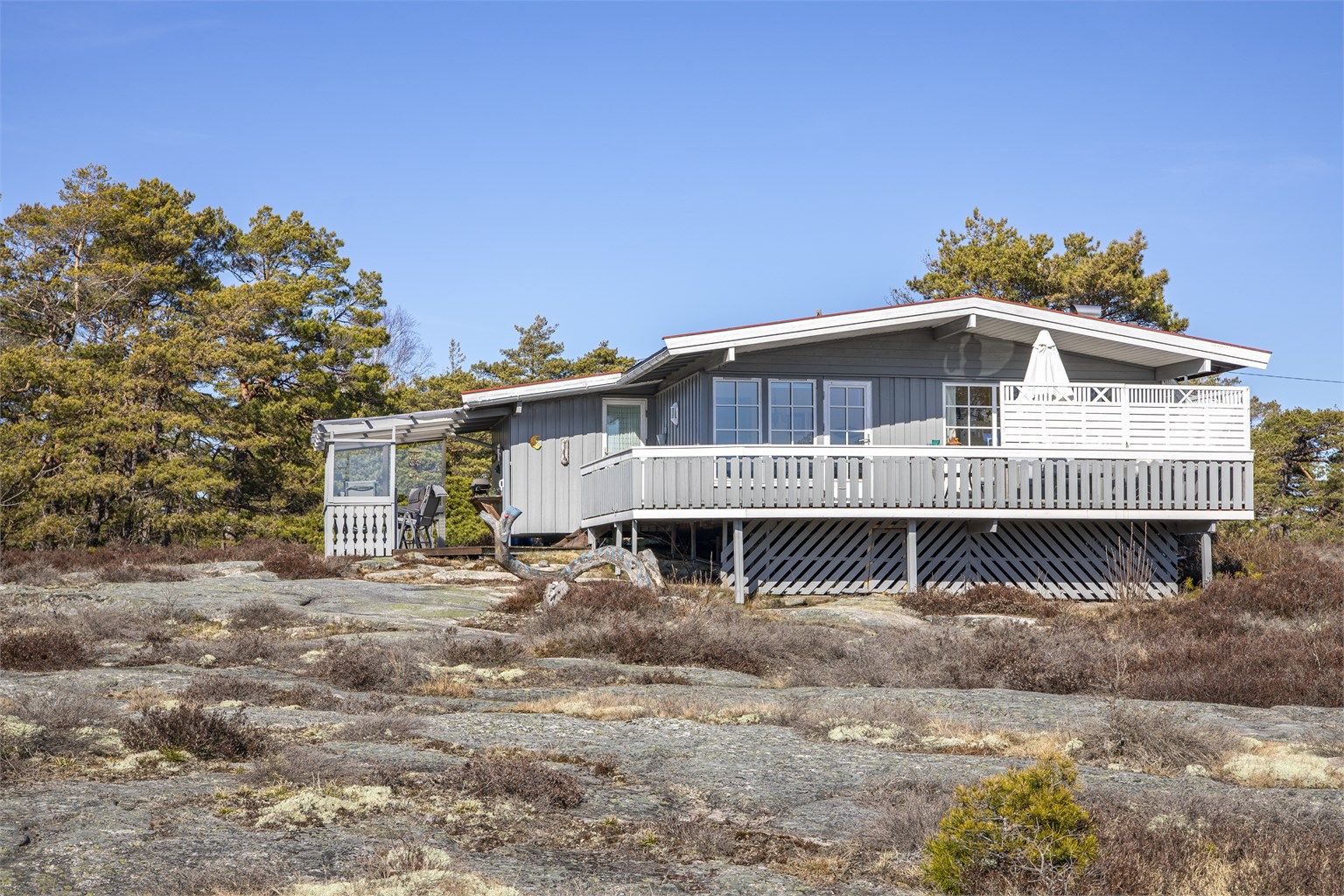 Hytta oppført i 1976 ligger høyt og fritt på det solrike Reffsfjellet, Kirkøy.
