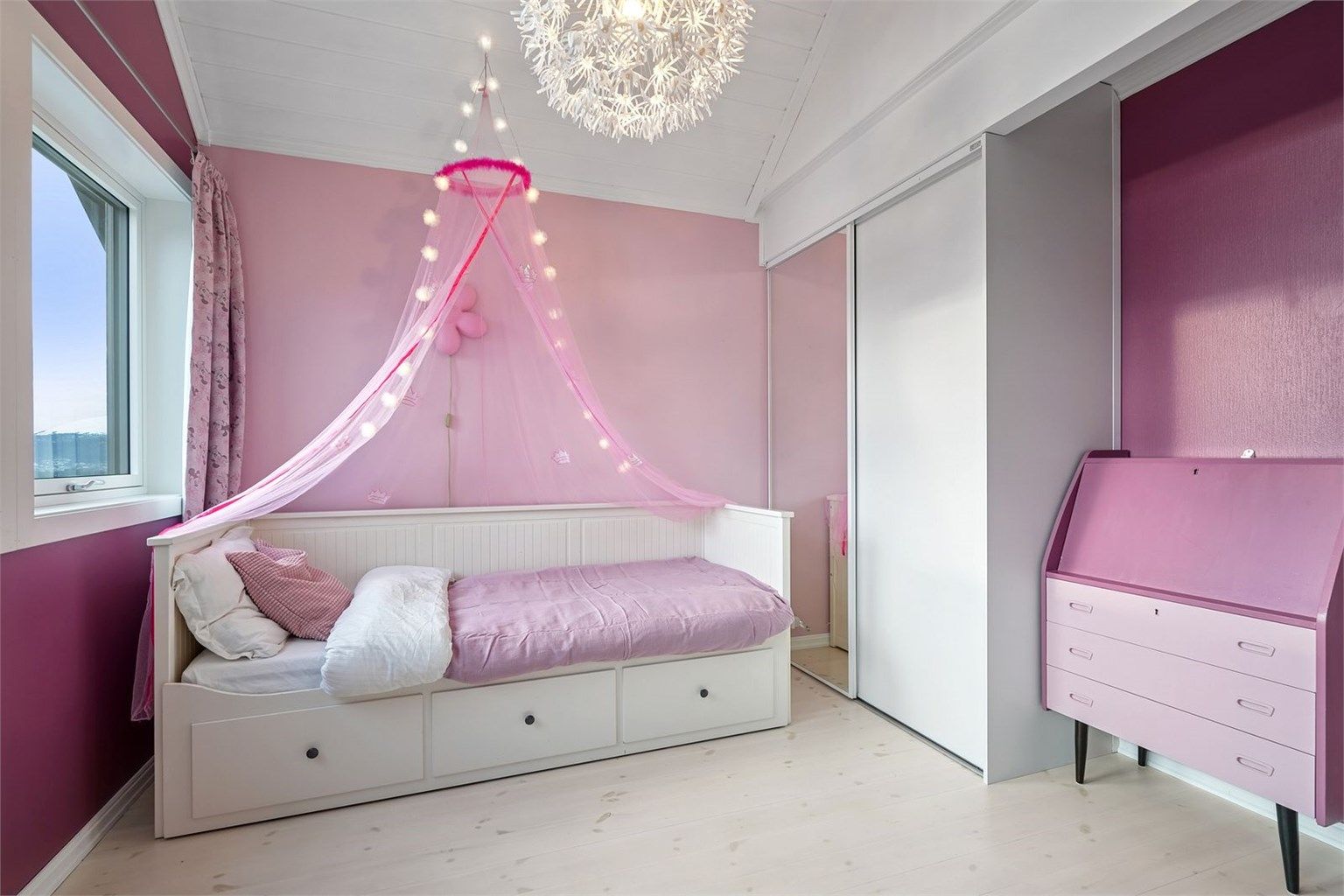 Soverom nr.2 i underetasje 