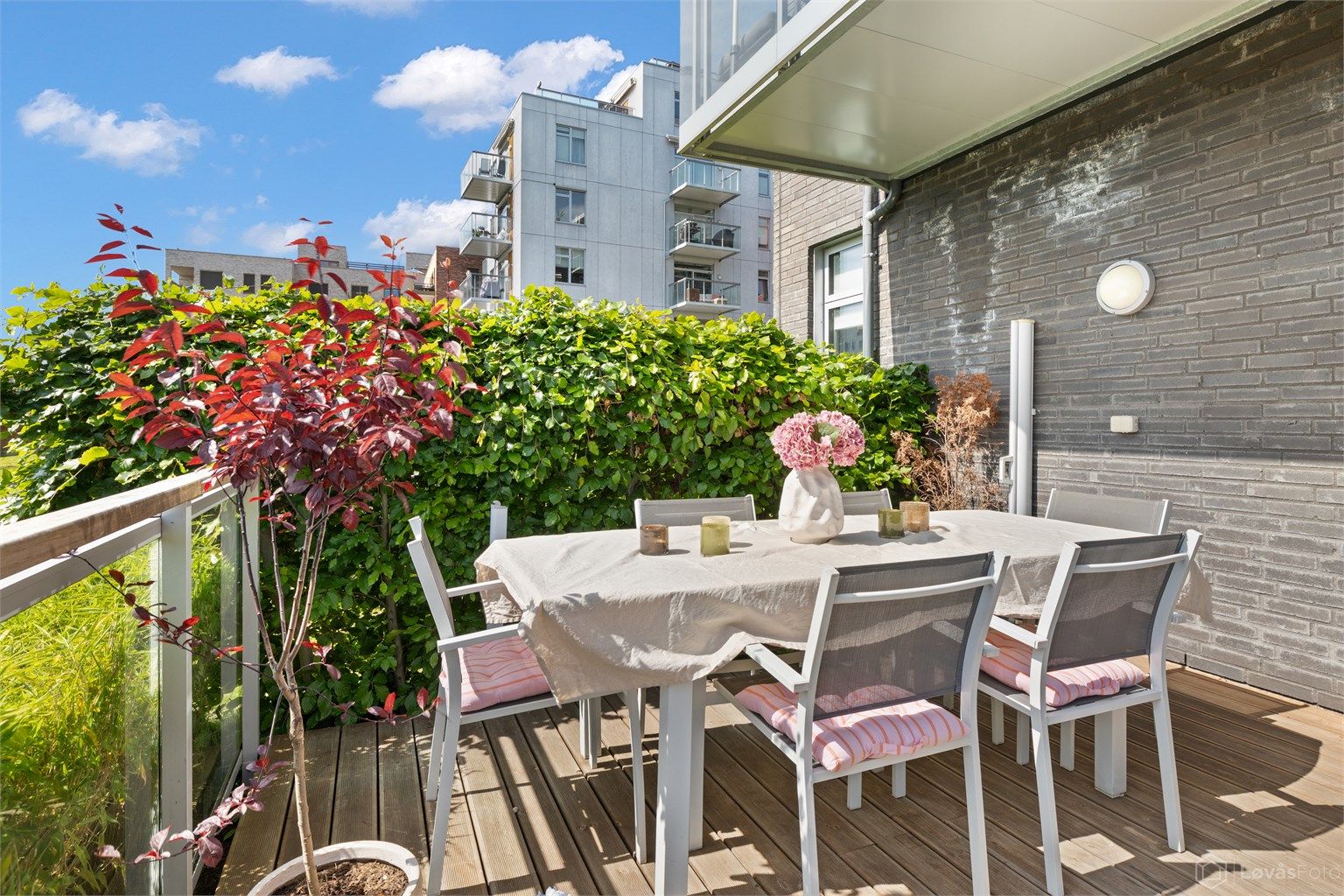 Uteplassen er belagt med terrassebord og har god plass til en stor spisegruppe.