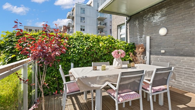 Uteplassen er belagt med terrassebord og har god plass til en stor spisegruppe.