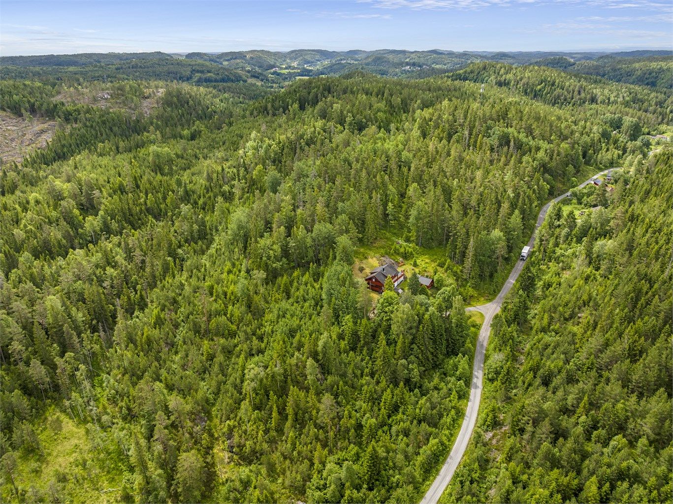 Deler av tomten på andre siden.