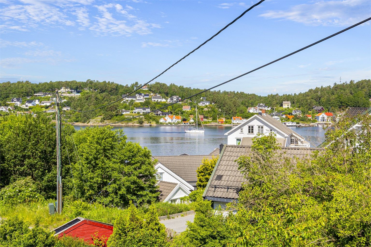 Fra boligen er få meter ned til sjøen og vakre Dybedalsstranda. 