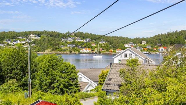 Fra boligen er få meter ned til sjøen og vakre Dybedalsstranda.
