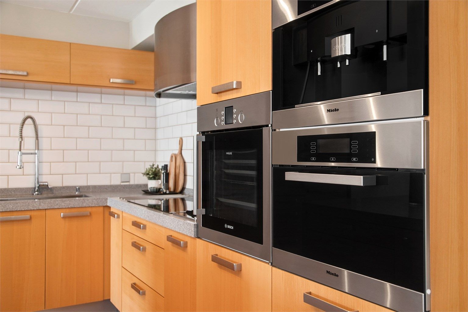 Integrerte hvitevarer inkluderer dampovn og kaffemaskin fra Miele samt stekeovn fra Bosch.