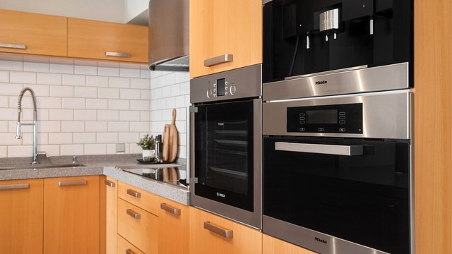 Integrerte hvitevarer inkluderer dampovn og kaffemaskin fra Miele samt stekeovn fra Bosch.