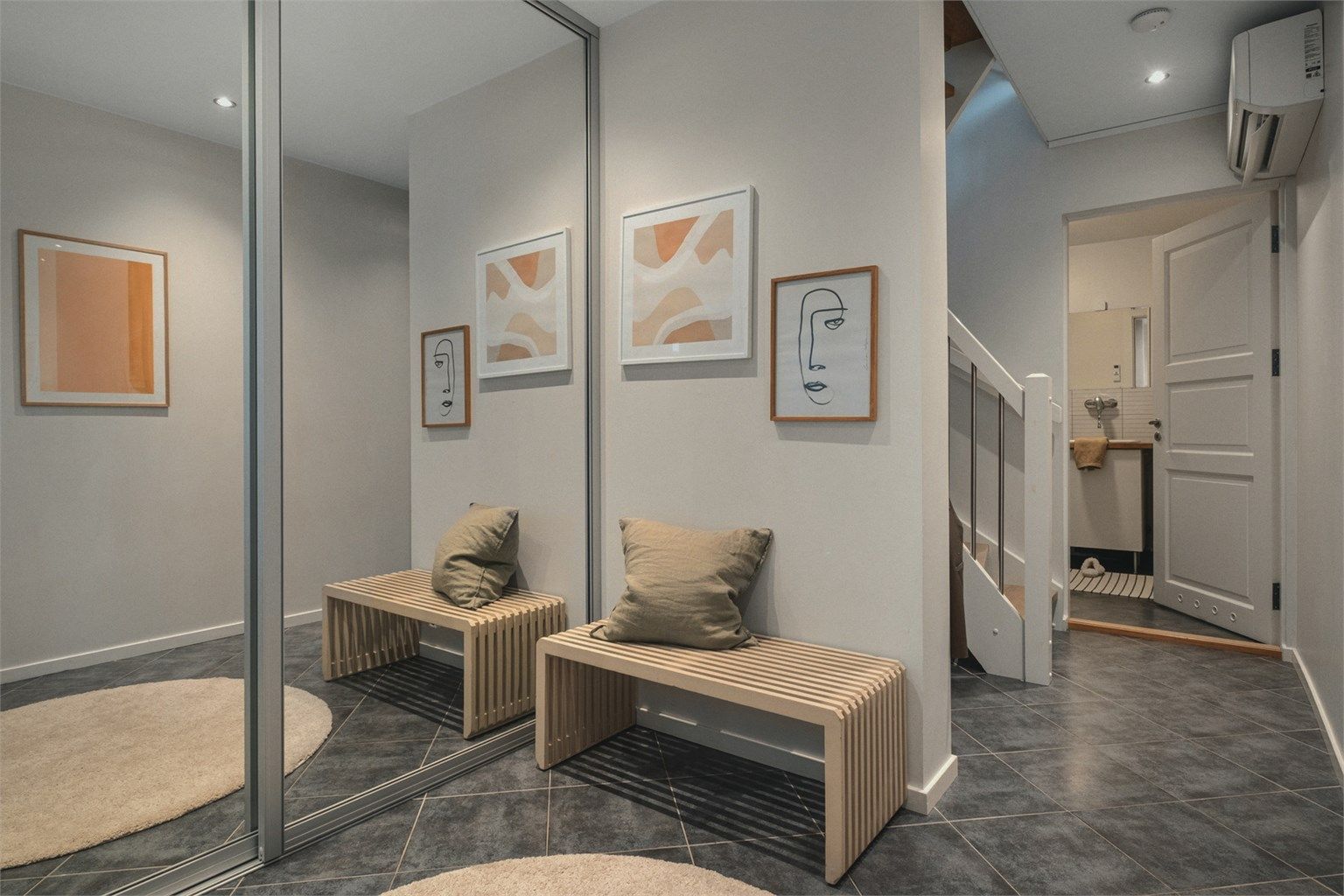 Fliser på gulv med gulvvarme, i tillegg er det nylig montert ny varmepumpe