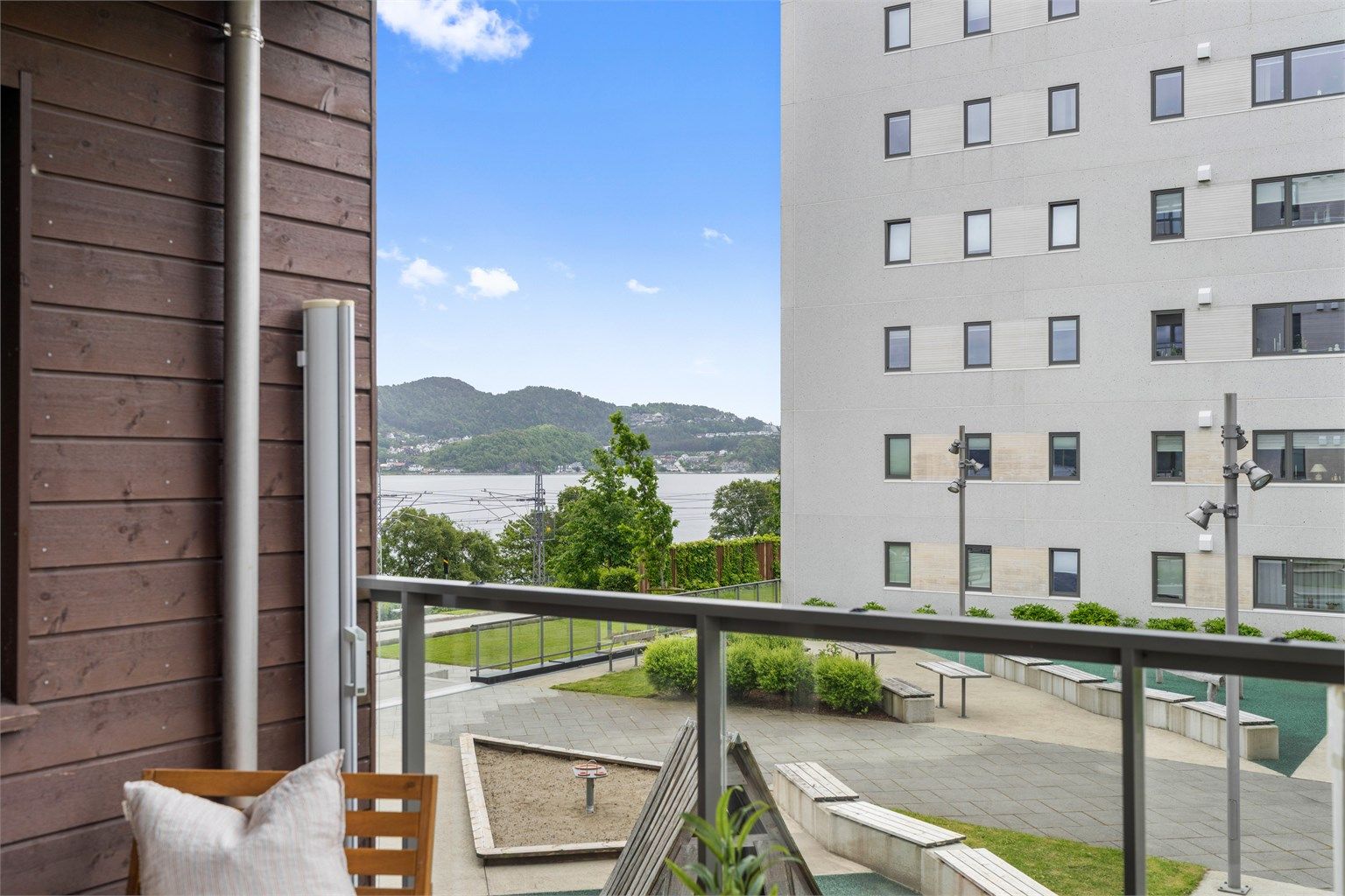 Fra leiligheten er det umiddelbar nærhet til sjøen og Kyststien.