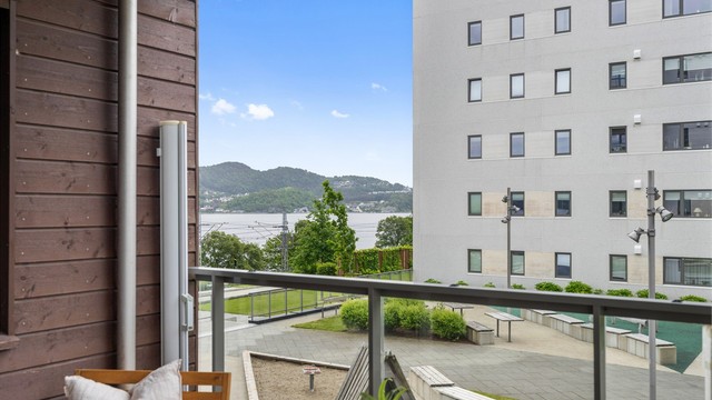 Fra leiligheten er det umiddelbar nærhet til sjøen og Kyststien.