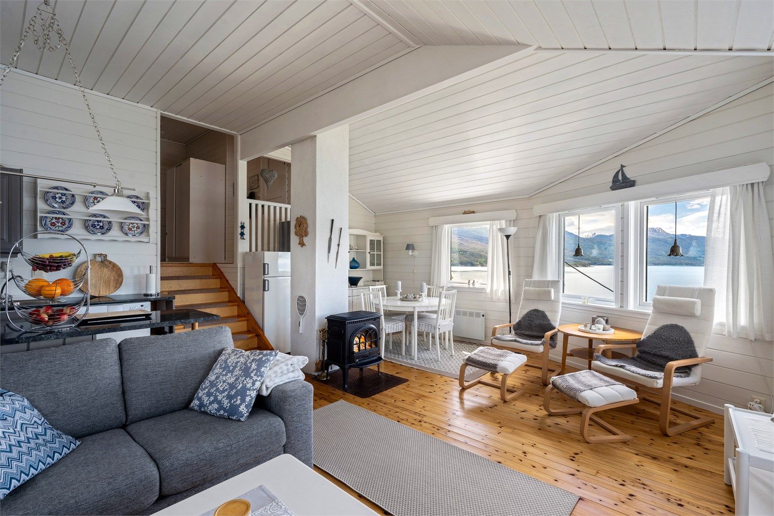 - Ildsted gir et lunt og godt inneklima. Legg også merke til takhøyden. -