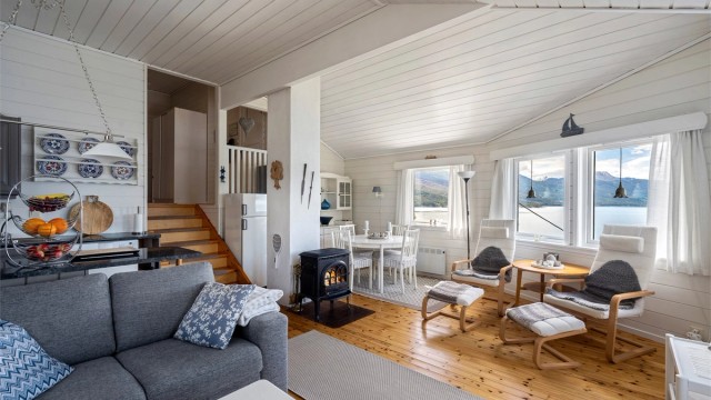 - Ildsted gir et lunt og godt inneklima. Legg også merke til takhøyden. -