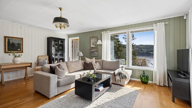 Stuen er romslig og byr på god plass til møblering og fleksible soner.