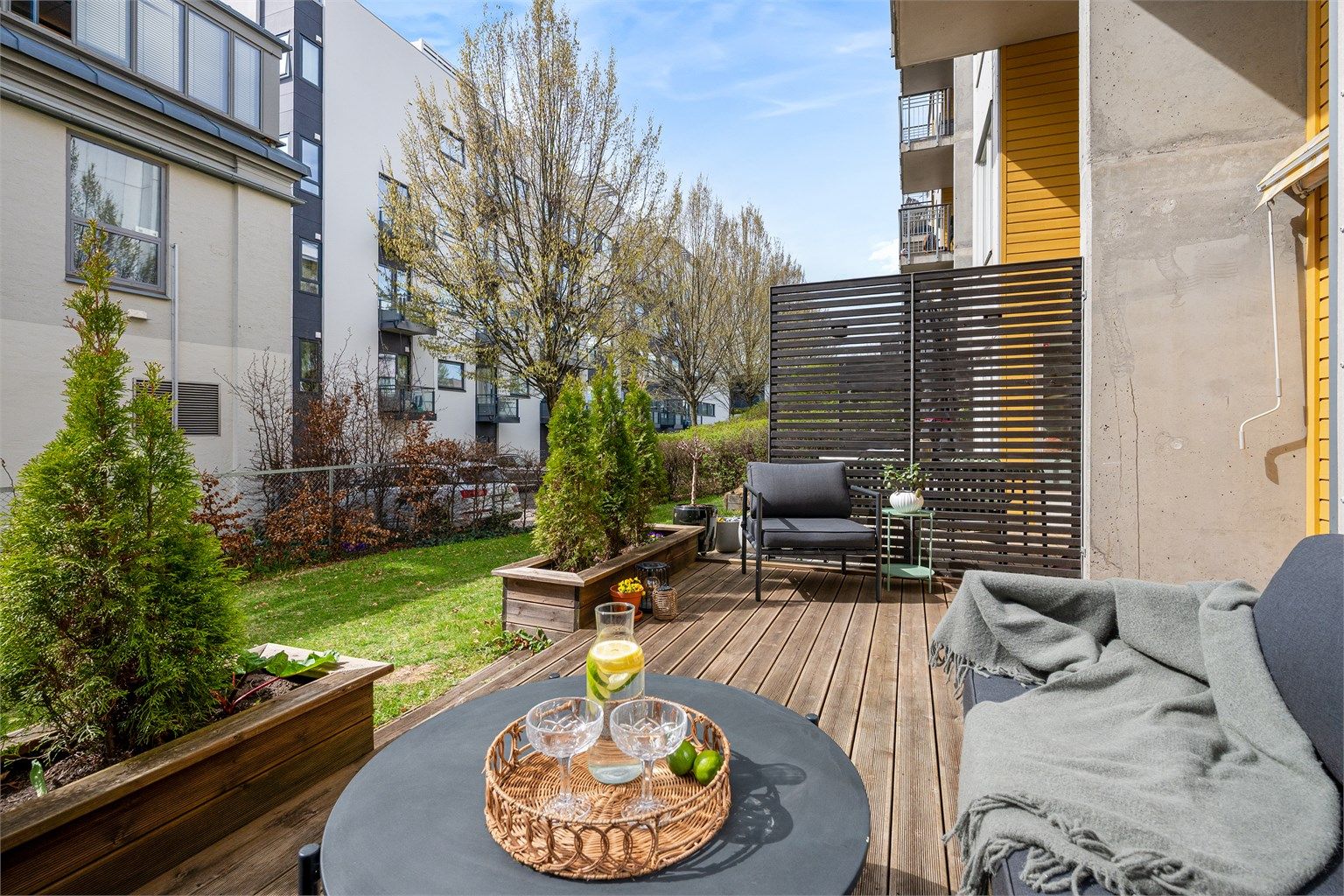 Terrasse på 15 m². Plass til blant annet utemøbler og grill. Terrassen er et perfekt sted for barna som kan leke fritt og i tillegg er det adkomst til sameiets fellestomt med gressplen. Foto: Mats Holst