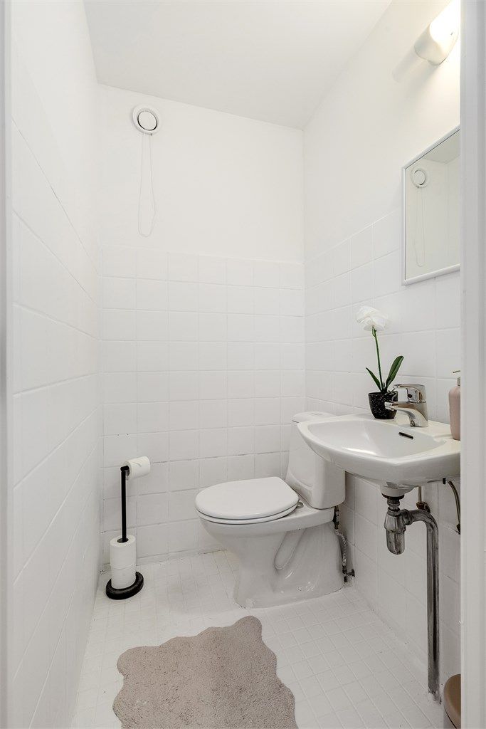 Vegg i vegg med badet er det separat toalettrom. Ved eventuell oppussing av bad, er det flere eksempler i blokken på at bad og toalettrom har blitt slått sammen for et stort og praktisk familiebad. 