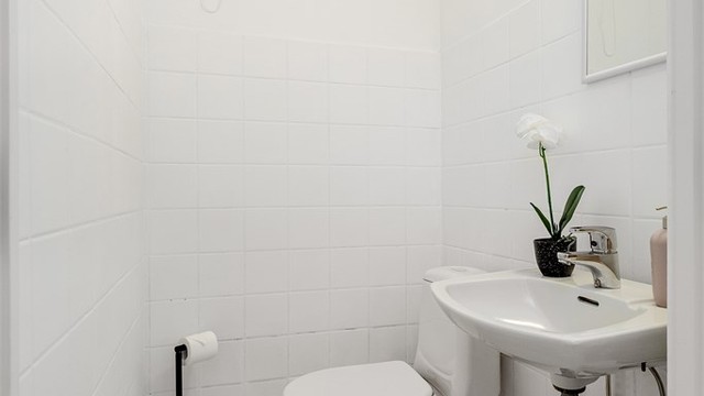 Vegg i vegg med badet er det separat toalettrom. Ved eventuell oppussing av bad, er det flere eksempler i blokken på at bad og toalettrom har blitt slått sammen for et stort og praktisk familiebad.