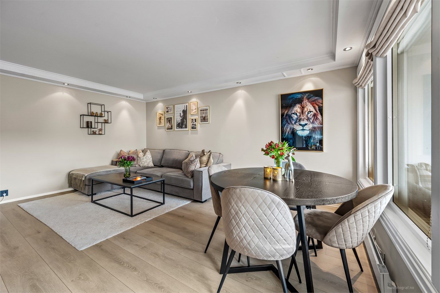 Leiligheten har en praktisk planløsning med romslige rom