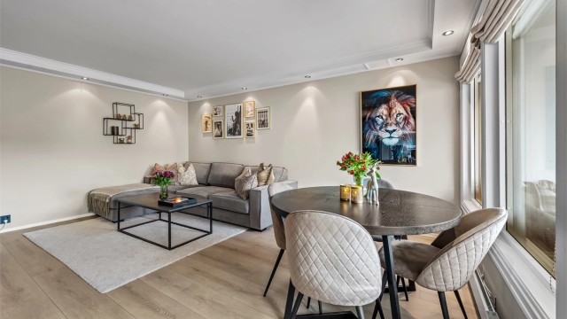 Leiligheten har en praktisk planløsning med romslige rom