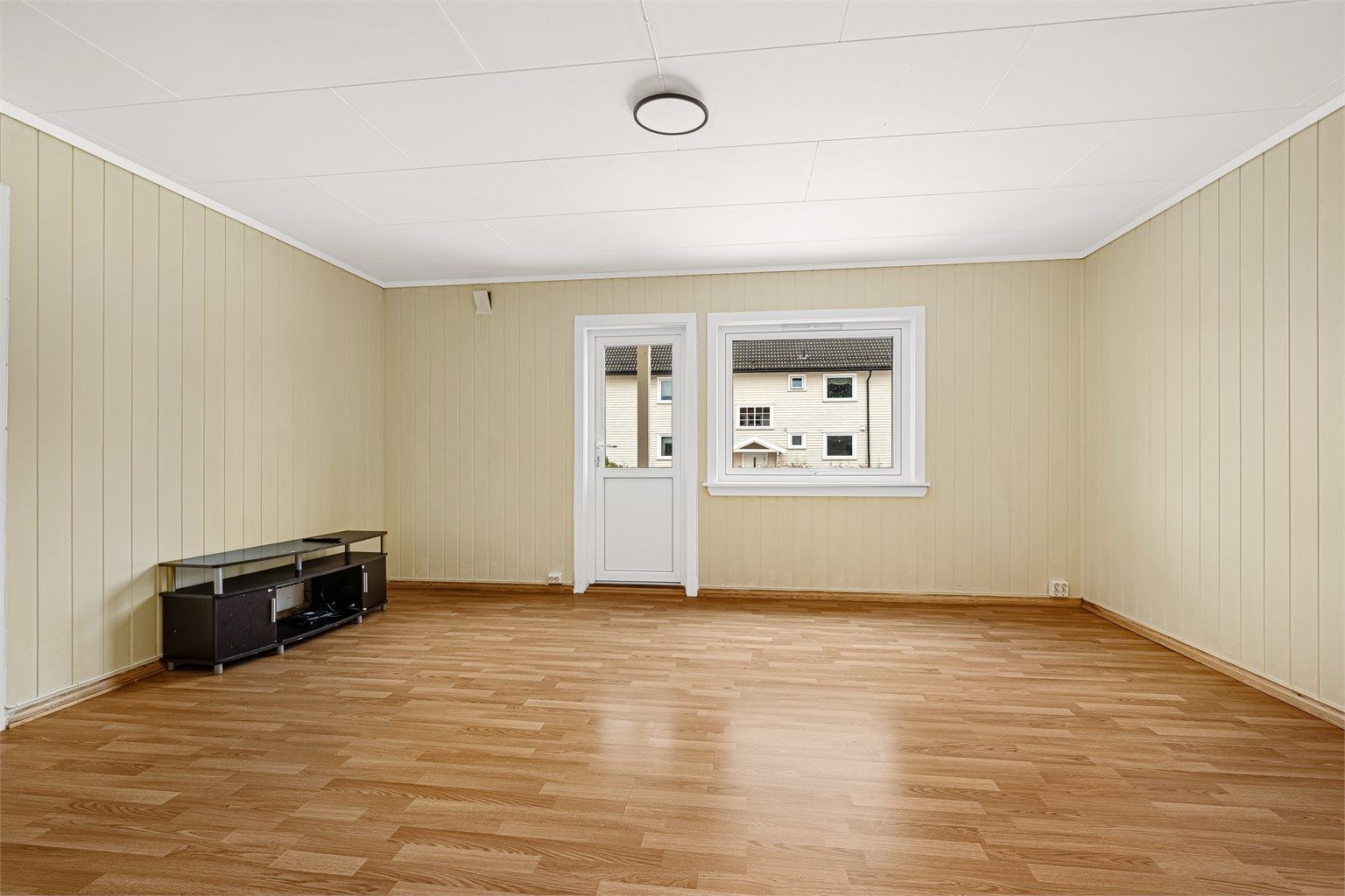 Store vindusflater gir godt med lys i rommet