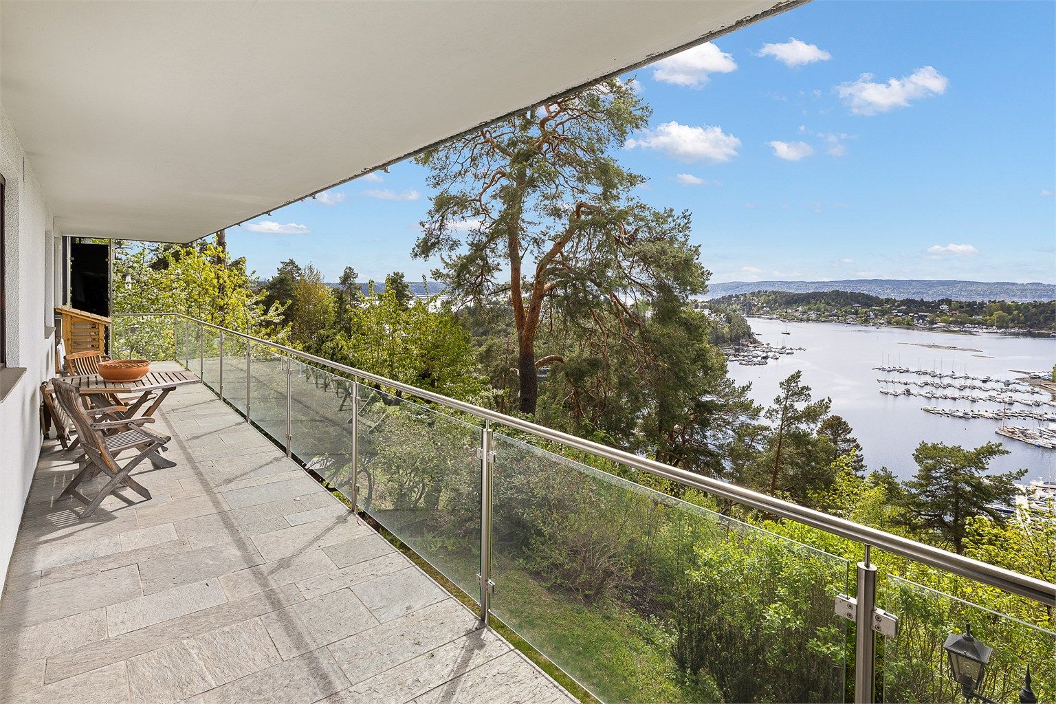 Terrasse i 1. underetasje med flott utsikt