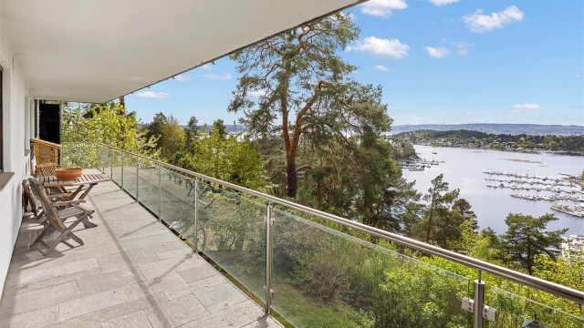 Terrasse i 1. underetasje med flott utsikt