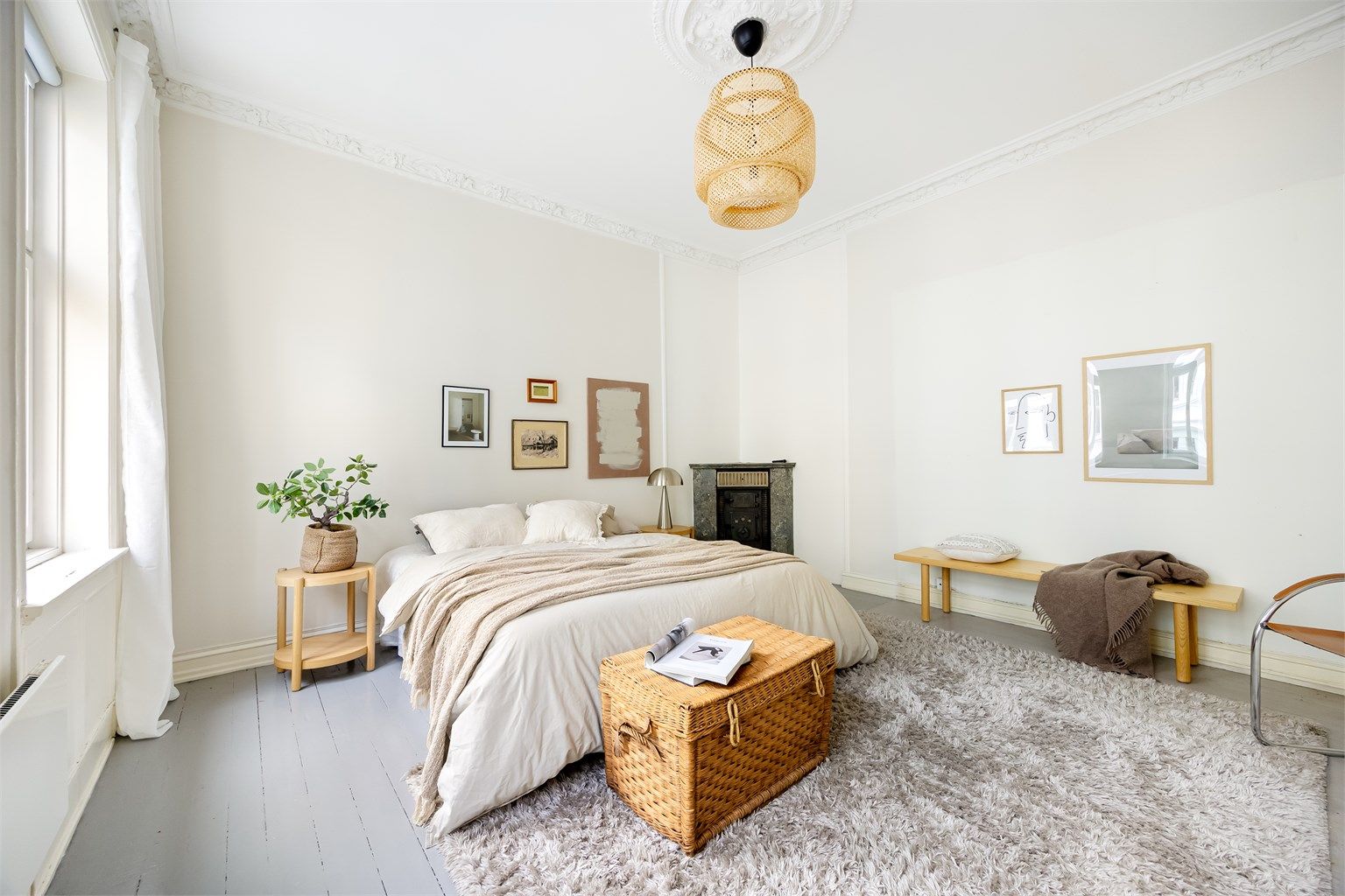 Stuen er romslig og har god plass til sofa med tilhørende salongbord. Det er rosett og stukkatur, samt dype vinduskarmer som bidrar til de gjennomgående klassiske detaljene.