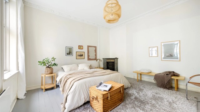 Stuen er romslig og har god plass til sofa med tilhørende salongbord. Det er rosett og stukkatur, samt dype vinduskarmer som bidrar til de gjennomgående klassiske detaljene.