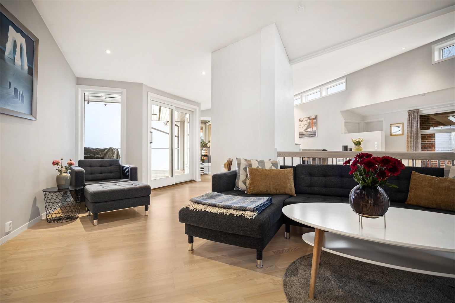 Flere store vindusflater som gir godt med lysinnslipp og flott utsikt