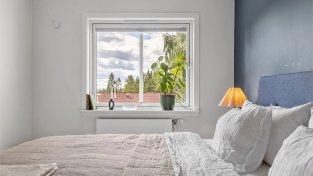 Selvbyggerveien er en rolig gate, noe som passer fint for vinduet på soverommet