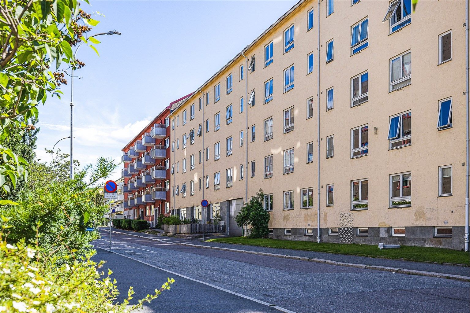 Kristiansands gate 5 ligger midt på Sagene, i en rolig og enveiskjørt gate med lite gjennomgangstrafikk.