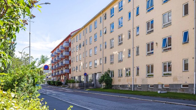 Kristiansands gate 5 ligger midt på Sagene, i en rolig og enveiskjørt gate med lite gjennomgangstrafikk.