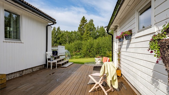 Platting mellom hus og garasje