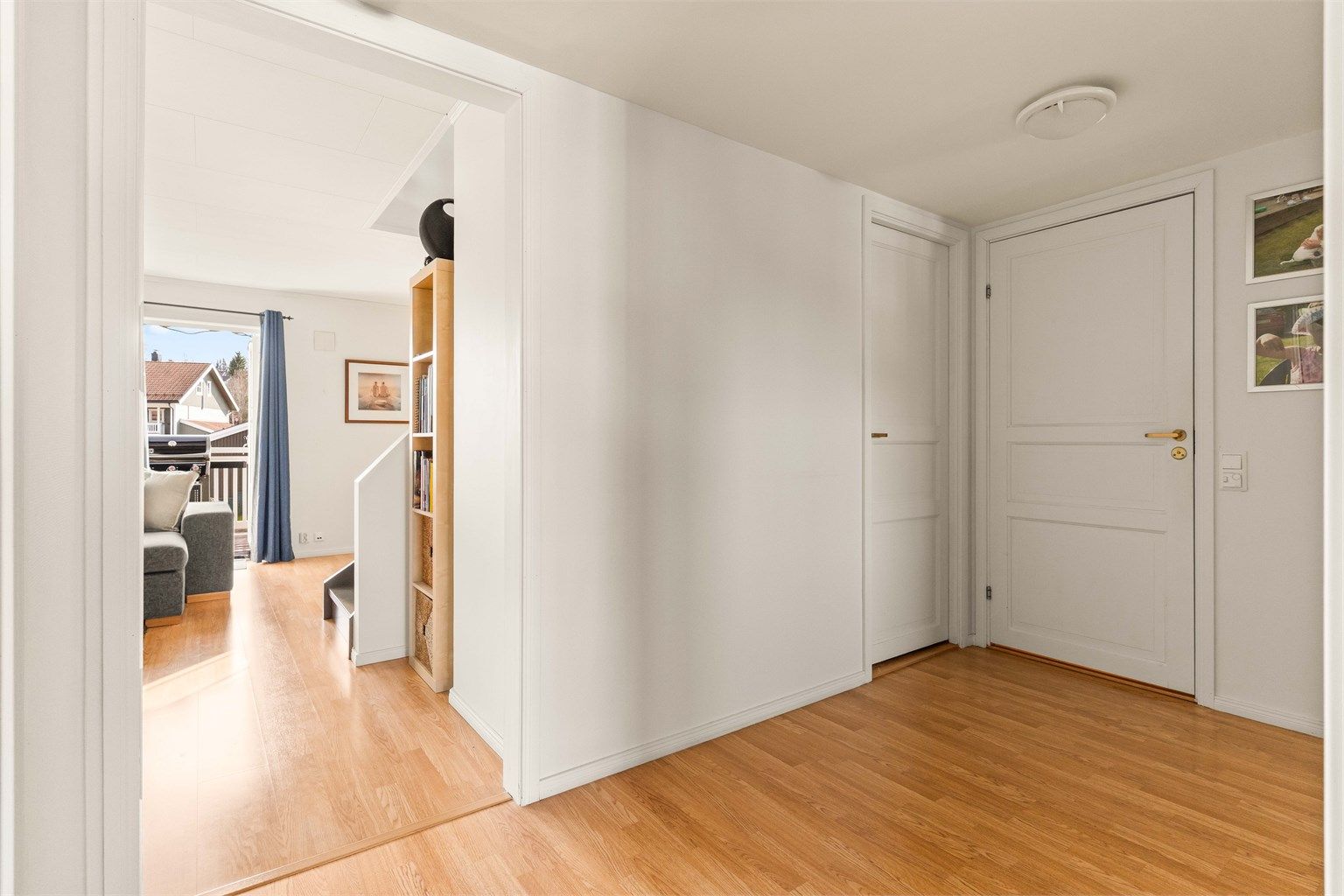 Fra gangen er det tilgang til to soverom, bad og en praktisk innvendig bod med sentralstøvsuger.