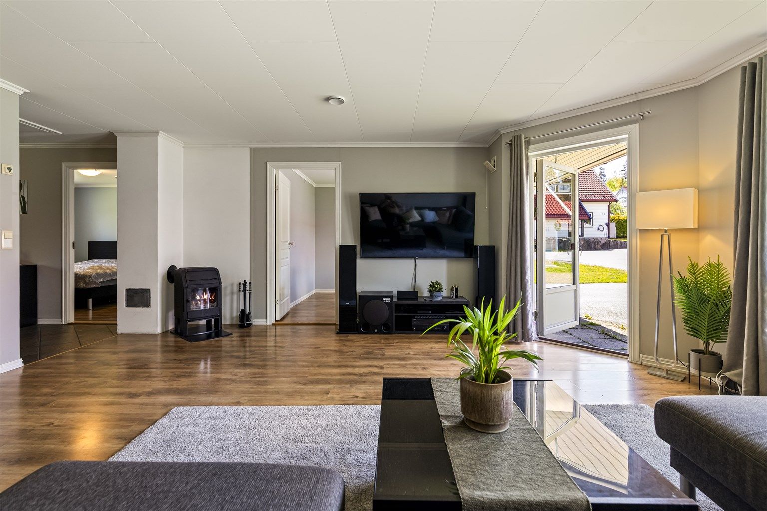 En svært praktisk og lettstelt bolig med alt på én flate, perfekt tilpasset både småbarnsfamilier, voksne og eldre som ønsker en enkel og komfortabel hverdag.