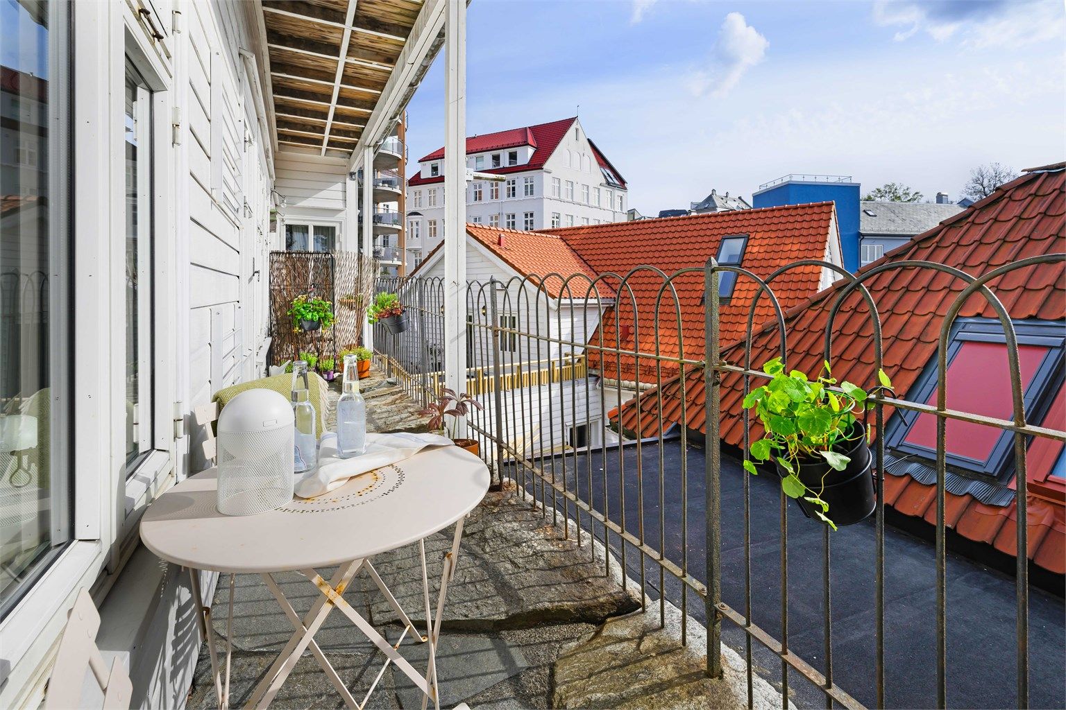 Fra stuen er det utgang til en vestvendt og overbygget uteplass med skiferdekke, utsikt mot deler av Bergenhus Festning og noe sjøutsikt.
Foto: Mats Lie