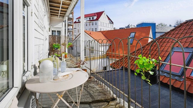 Fra stuen er det utgang til en vestvendt og overbygget uteplass med skiferdekke, utsikt mot deler av Bergenhus Festning og noe sjøutsikt.
Foto: Mats Lie