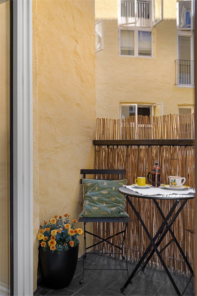 Leiligheten har en koselig balkong på 1 kvm som vender inn mot borettslagets bakgård